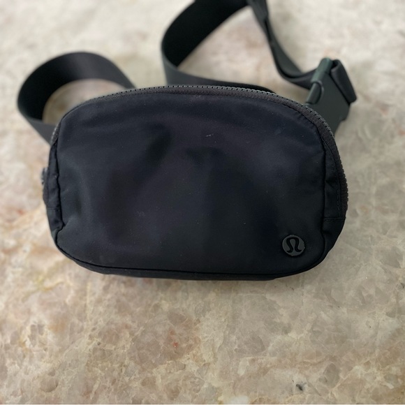 Lululemon Everywhere Belt Bag Matte Black - Picture 1 of 6